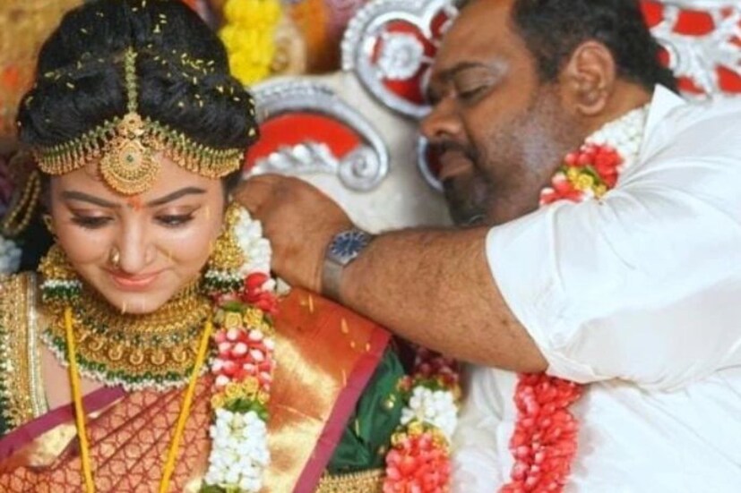 নেটিজেনদের একাংশের বক্তব্য, রবীন্দ্রর কাছে টাকা আছে বলেই মহালক্ষ্মী তাঁকে বিয়ে করেছেন। এমনই সময় রবীন্দ্রর পোস্ট করা একটি পুরনো ছবি হঠাৎই ভাইরাল হয়ে যায়। যেখানে এই ট্রোলের সপাট জবাব রয়েছে যেন।