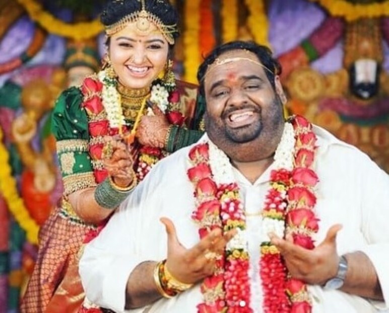 তবে নিন্দুকরা যা-ই বলুন না কেন, এই দম্পতির রসায়ন কিন্তু বরাবর আলাদা ভাবেই ধরা পড়েছে! রীতিমতো কাপল গোল সেট করছেন দক্ষিণী ছবির দুনিয়ার এই তারকা দম্পতি। নিজের ইনস্টাগ্রাম অ্যাকাউন্টের পাতায় হামেশাই স্বামীর সঙ্গে ছবি পোস্ট করে থাকেন মহালক্ষ্মী। 