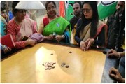 ক'দিন আগে চা বানিয়েছিলেন, এবার ক্যারম পেটালেন সাংসদ, সোশ্যাল মিডিয়ায় শোরগোল