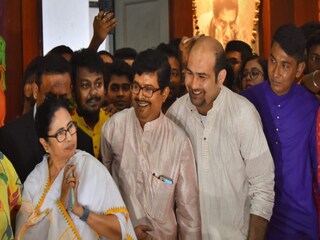 সরস্বতী বন্দনায় মুখ্যমন্ত্রী, রেড রোড থেকে বাড়ি ফেরার পথে আশুতোষ কলেজে মমতা বন্দ্যোপাধ্যায়