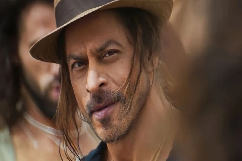 ‘পাঠান’-এর হাত ধরে ৪ বছরেরও বেশি সময় ফের পর্দায় বলিউড বাদশা। প্রজাতন্ত্র দিবসের আগের দিন বুধবার ২৫ জানুয়ারি ভারতজুড়ে মুক্তি পেয়েছে শাহরুখ খান, দীপিকা পাড়ুকোন ও জন আব্রাহাম অভিনীত বহুল প্রতীক্ষিত সিনেমাটি।