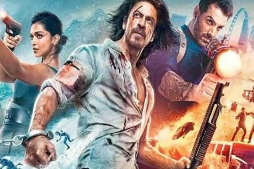 বুধবার মুক্তি পেয়েছে শাহরুখ খানের বহু প্রতিক্ষীত সিনেমা 'পাঠান'। প্রথম দিনই বক্স অফিসে ঝড় তুলেছেন কিং খান। অগ্রিম বুকিংয়ের নিরিখে রেকর্ড গড়েছেন বলিউড বাদশাহ।