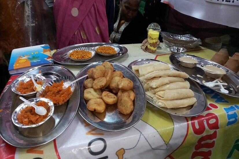 চালগুঁড়ি, নলেনগুড়, নারকেল জোগাড় করার কাজ চলছিল কয়েক দিন আগে থেকেই। পৌষ সংক্রান্তিতে পিঠে পার্বণে মাতলেন পূর্ব বর্ধমান জেলার বাসিন্দারা। বাঙালির ১২ মাসে তেরো পার্বণের অন্যতম এই পৌষপার্বণ। এই জেলায় এই পার্বণ পিঠে-পার্বণ নামেই পরিচিত। তৈরি হয় সিদ্ধ পিঠে, পাটিসাপটা, সরু চাকলি-সহ নানারকম পিঠে।