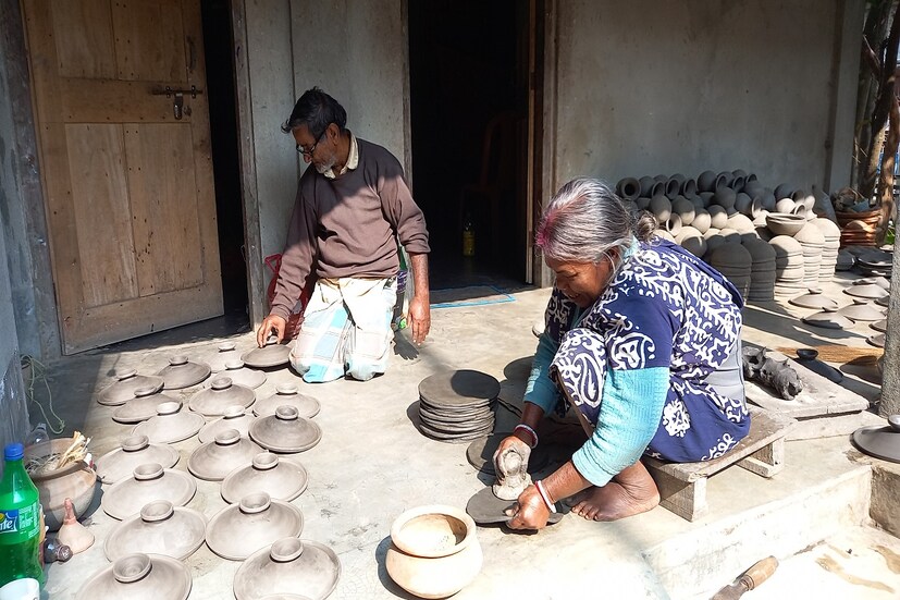 সংক্রান্তি উপলক্ষে তিন দিন ধরে নানা উৎসবের আয়োজন হয় বর্ধমান উত্তর দক্ষিণ, কাটোয়া, কালনা মহকুমার বিভিন্ন গ্রামে। পৌষ পার্বণের দিন বিকাল থেকে শুরু হয়েছে ‘বাউনি’ বাঁধা। গ্রামের মহিলারা চালের গুঁড়ো দিয়ে আলপনা দেন। সন্ধ্যা নামতেই তাঁরা হাত দেন পিঠে গড়ার কাজে। ঢেঁকি ছাঁটা আতপ বা সেদ্ধ চালের সুস্বাদু নানারকম পিঠে তৈরি হয়। নলেন গুড় দিয়ে সেই সব ঢেঁকি ছাঁটা চালের পিঠের জন্য সারা বছরের অপেক্ষায় থাকেন বাসিন্দারা।