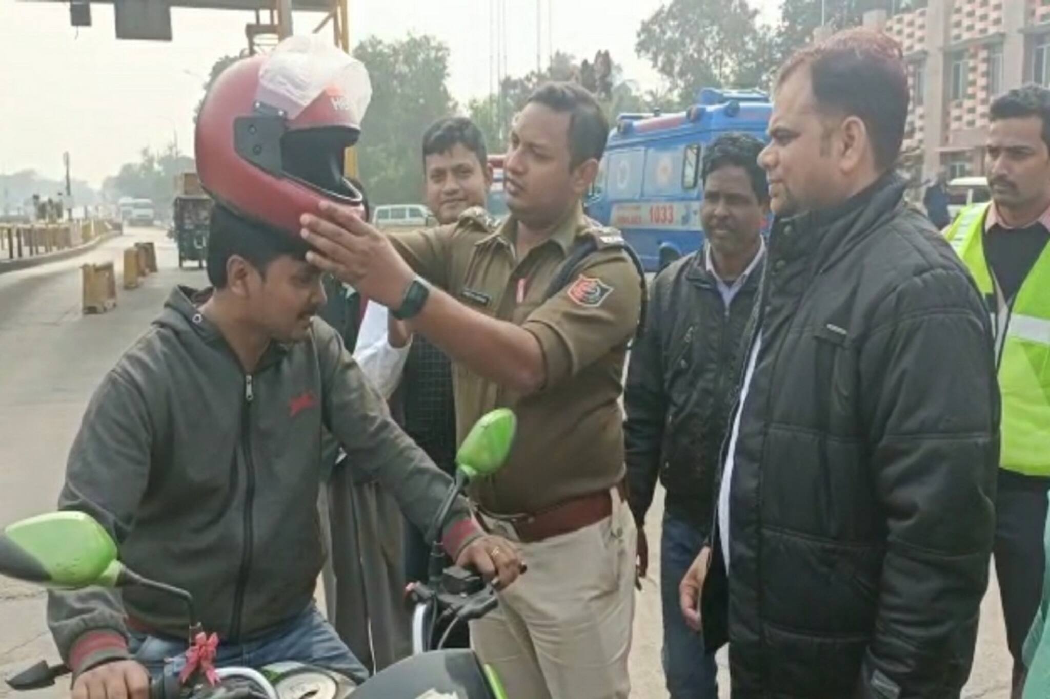 মাথায় হেলমেট নেই দেখে বাইক চালকের সঙ্গে যা করল পুলিশ...