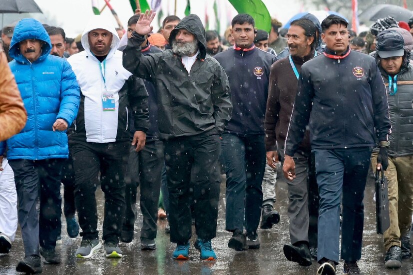 উত্তর ভারতে প্রবল শীতের মধ্যেও সামান্য টি-শার্ট পরতেই দেখা গিয়েছিল এই কংগ্রেস নেতাকে। যা নিয়ে চোখ কপালে উঠেছিল অনেকেরই। শুক্রবার অবশেষে তাঁর গায়ে উঠল শীতের পোশাক। 