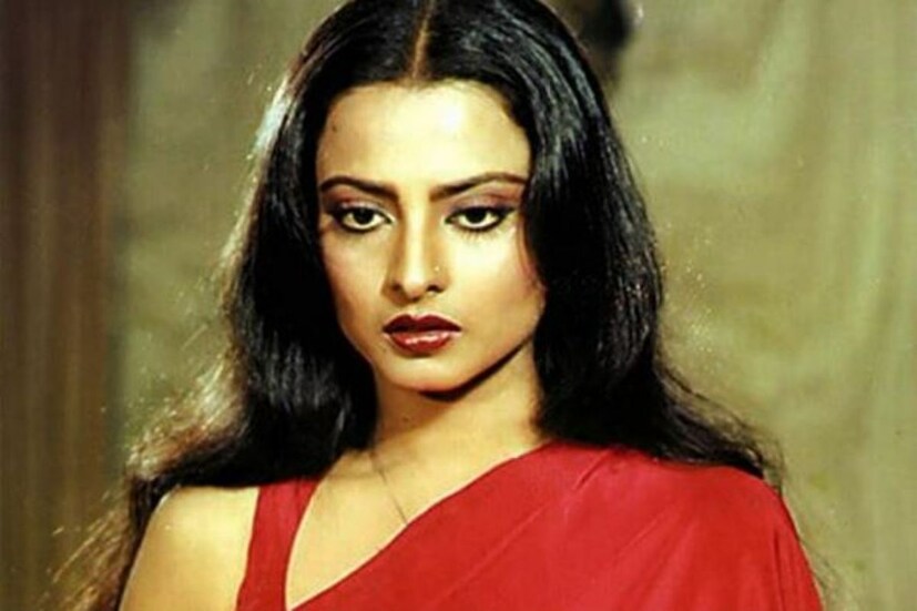 অভিনেত্রী রেখা যেন আরব সাগর তীরের এক মিথ। নিজের অভিনয় এবং সৌন্দর্যের জাদু ছড়িয়েছিলেন আসমুদ্রহিমাচল। ব্যবসায়ী মুকেশ আগরওয়ালকে বিয়ে করেছিলেন এই সুন্দরী অভিনেত্রী। কিন্তু বিয়ের এক বছর পরই অভিনেত্রীর স্বামী আত্মহত্যা করেন। এরপর রেখা আর বিয়ে করেননি। স্বামী মারা যাওয়ার পর থেকে রেখা একাই থাকেন।