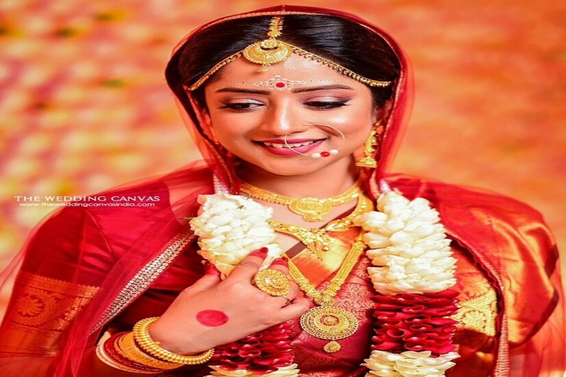টলিপাড়ায় ফের বিয়ের সানাই। লাল কাঞ্জিভরম শাড়ি, গা ভর্তি সোনার গয়না, বড় নথে বিয়ের সাজে যেন আলোর ছটা! বিয়ে সারলেন ছোটপর্দার জনপ্রিয় অভিনেত্রী রুশা চট্টোপাধ্যায়। রুশা চট্টোপাধ্যায়ের বিয়ের ছবি সৌজন্য : দ্য ওয়েডিং ক্যানভাস