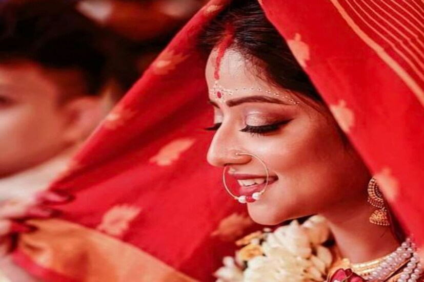 বিয়ে করলেন টালিগঞ্জের অভিনেত্রী রুশা চট্টোপাধ্যায়। গত বৃহস্পতিবারই নতুন জীবনে পা রেখেছেন ‘তোমায় আমায় মিলে’ খ্যাত অভিনেত্রী। আট মাস আগে বাগদান সারলেও সুখবর গোপন রেখেছিলেন রুশা, চলতি মাসের শুরুতেই সবটা ফাঁস হয়। কিন্তু বিয়ের ছবি প্রকাশ্যে আসতেই তুমুল ট্র্রোলের মুখে অভিনেত্রী তাঁর বরকে নিয়ে। অভিনেত্রী রুশা চট্টোপাধ্যায় ছবি সৌজন্য: দ্য ওয়েডিং ক্যানভাস 