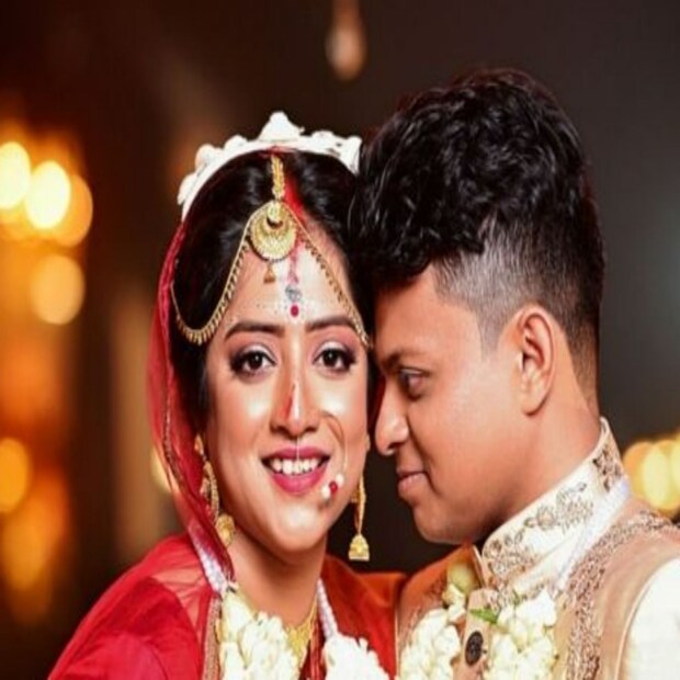 প্রসঙ্গত, পেশায় সফটওয়্যার ইঞ্জিনিয়ার অনুরণ রায়চৌধুরীর সঙ্গে সাত পাকে বাঁধা পড়েছেন রুশা গত ১৯ জানুয়ারি। বাবা-মা'র পছন্দ করা পাত্রকেই বিয়ে করলেন তিনি। রুশা-অনুরণের বিয়ের ছবি ইতিমধ্যেই সোশ্যাল মিডিয়ায় ভাইরাল। শুভেচ্ছা বার্তা যেমন এসেছে, তেমন এই ছবি ঘিরে ট্রোলিংও কম হচ্ছে না।