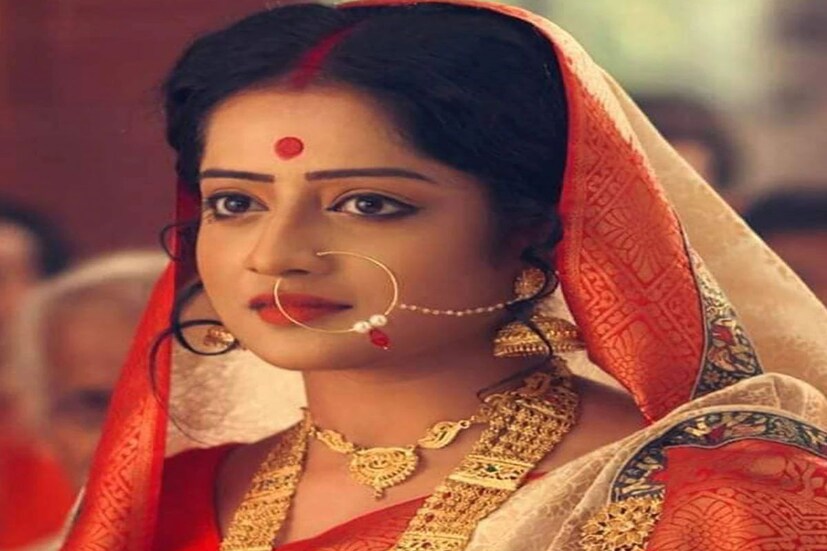 টলিপাড়ায় ফের বিয়ের সানাই। লাল কাঞ্জিভরম শাড়ি, গা ভর্তি সোনার গয়না, বড় নথে বিয়ের সাজে যেন আলোর ছটা! 