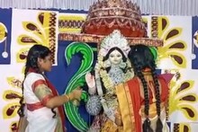 বাগদেবীর পুজোয় পুরোহিত দুই ছাত্রী! বাংলার কোনও স্কুলে এমনটা আগে হয়নি