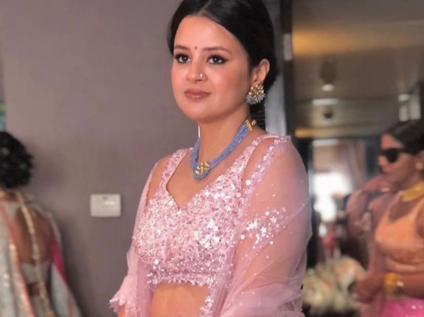  ভারতীয় ক্রিকেট দলের প্রাক্তন অধিনায়ক মহেন্দ্র সিং ধোনির স্ত্রী সাক্ষী ধোনির জন্ম ১৯৮৮ সালের ১৯ নভেম্বরে অসমে। সেখানেই তাঁর বাবা আর.কে. সিং বিনাগুড়ি চা কোম্পানিতে কাজ করতেন। সাক্ষীর মা শীলা সিং পেশায় গৃহিণী। সাক্ষীর এক ভাই ও বোনও রয়েছে, তাঁর ভাইয়ের নাম অক্ষয় সিং এবং বোনের নাম অভিলাষা বিস্ত।