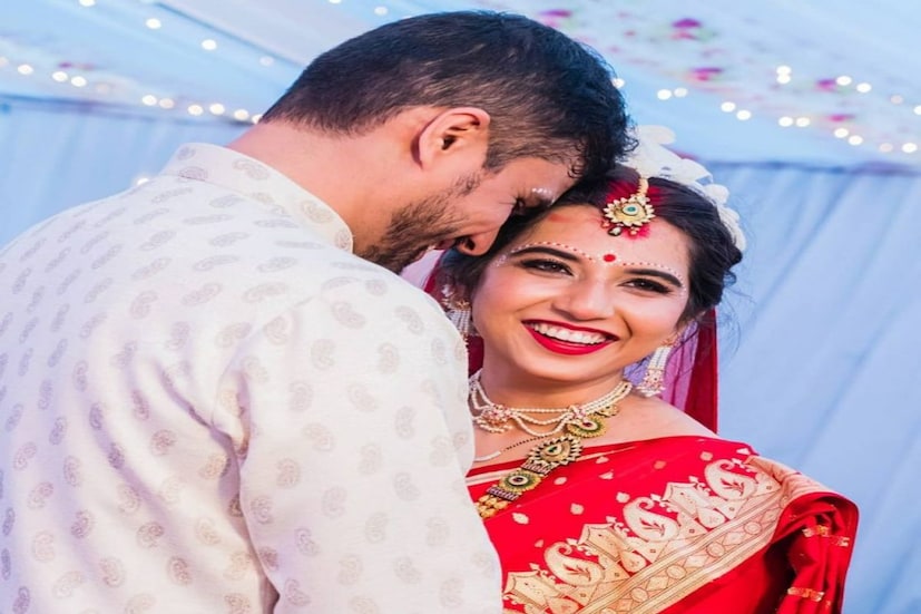 (২) হবু সঙ্গী/সঙ্গিনীর সঙ্গে বেশি কথা বলা: বিয়ের আগের রাতে হবু স্বামী বা স্ত্রীর সঙ্গে বেশি কথা বলা উচিত নয়। ফোন বা মেসেজেও বেশি কথোপকথন সম্পর্কে বিরূপ প্রভাব ফেলতে পারে। আর সেই প্রভাব বিয়ের অনুষ্ঠানে পড়ার সম্ভাবনা প্রবল। তাই বিয়ের আগে একদমই বেশি কথোপকথন নয়।