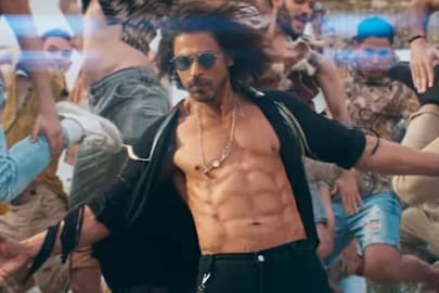 পর্দায় শাহরুখকে দেখে আবেগ ধরে রাখতে পারলেন না তাঁর দুই ভক্ত পর্দায় শাহরুখকে দেখে আবেগ ধরে রাখতে পারলেন না তাঁর দুই ভক্ত