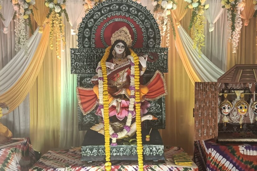স্বরস্বতী পুজোতে অঞ্জলি দিলেন প্রাক্তন ভারত অধিনায়ক তথা প্রাক্তন বিসিসিআই সভাপতি সকলের প্রিয় সৌরভ গঙ্গোপাধ্যায়।