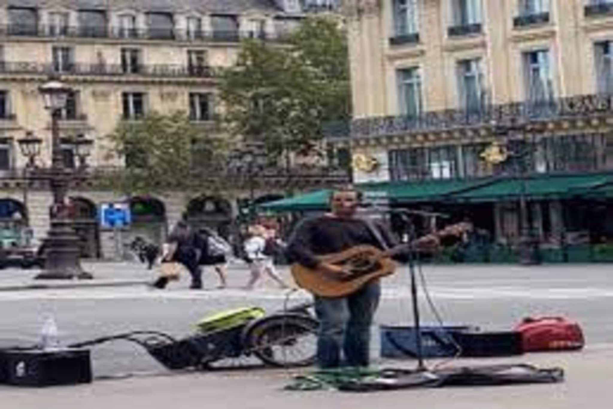 প্যারিসে স্ট্রিট পারফর্মারের কণ্ঠে লতা মঙ্গেশকরের গান কাড়ল সোশ্যাল মিডিয়ার মন