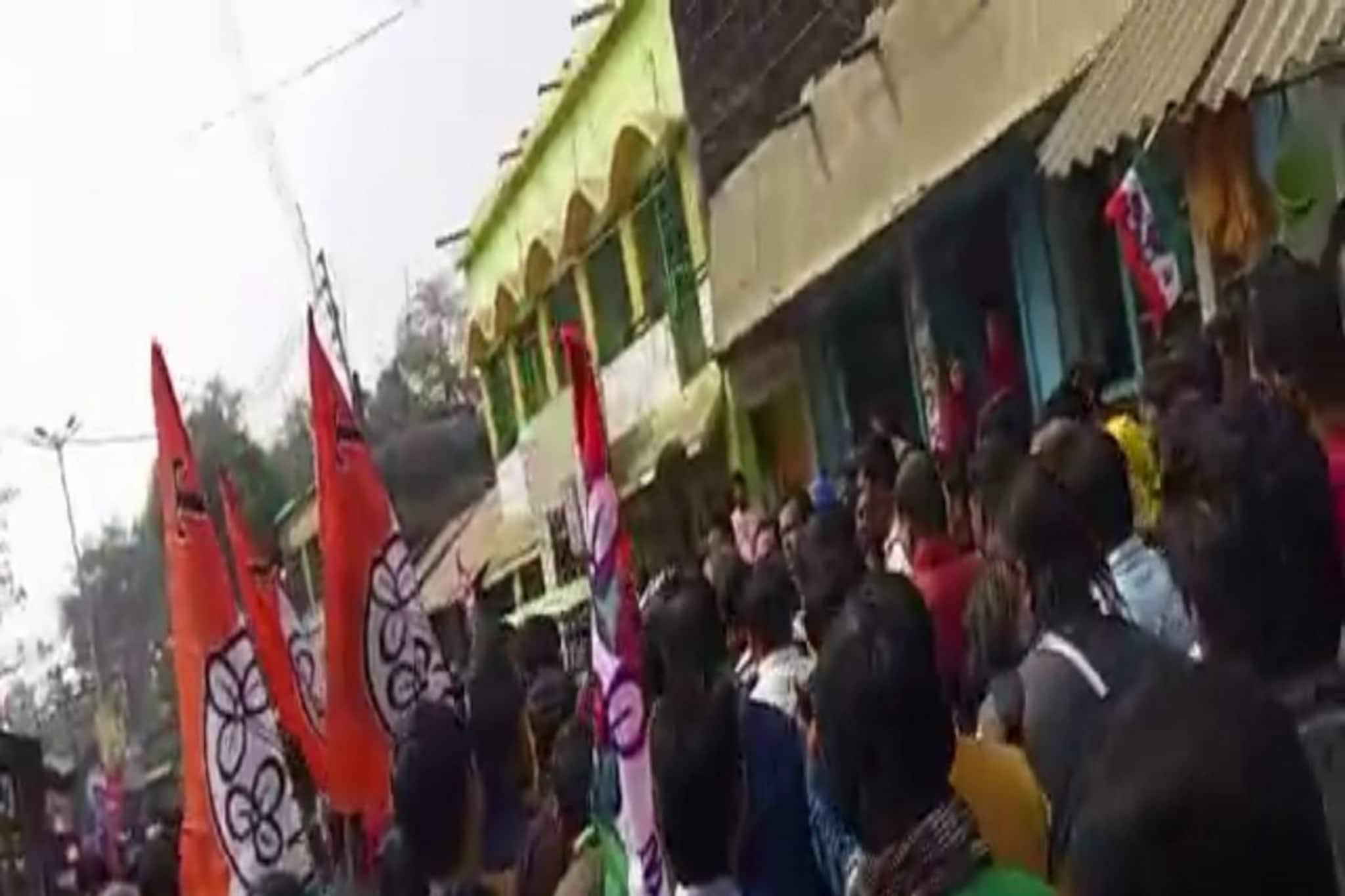 বিধায়কের সামনেই তৃণমূলের দুই গোষ্ঠীর হাতাহাতি, 'আদি-নব্য' লড়াই ঘিরে উত্তেজনা