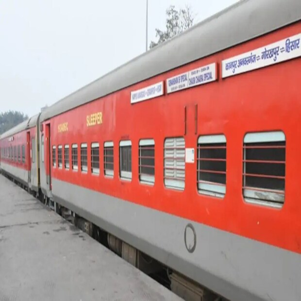 উল্লেখ্য, ১৯০৫ সালে কাশ্মীরের তৎকালীন মহারাজা মুঘল রোডের মাধ্যমে শ্রীনগর থেকে জম্মুকে সংযুক্ত করার জন্য একটি রেললাইন স্থাপনের ঘোষণা করেছিলেন। যদিও, প্রাথমিক কাজ শেষে প্রকল্পটি আটকে পড়ে।