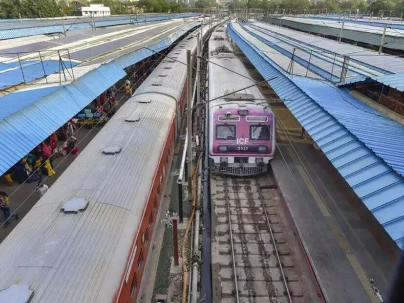 এবার জানুন আপনি কীভাবে রিটায়ারিং রুমটি বুক করবেন। আর কোথা থেকেই বা বুক করবেন? ভারতীয় রেলের নিয়ম বলছে, এর জন্য আপনার PNR নম্বরের প্রয়োজন হবে কারণ রিটায়ারিং রুমের বুকিং শুধুমাত্র PNR নম্বর দিয়ে করা হয়, যার দ্বারা আপনি বেশিরভাগ বড় স্টেশনগুলির এসি এবং নন এসি (এসি/নন এসি) রুম পাবেন।