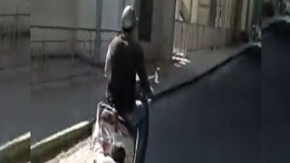 স্কুটারে টেনে হিচড়ে নিয়ে গেল আরোহী স্কুটারে টেনে হিচড়ে নিয়ে গেল আরোহী