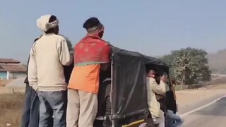 একটি অটোতে সর্বোচ্চ কত জন যাত্রী উঠতে পারেন? গুনতে গিয়ে মাথায় হাত পুলিশকর্মীদের! নিমেষেই ভাইরাল ভিডিও একটি অটোতে সর্বোচ্চ কত জন যাত্রী উঠতে পারেন? গুনতে গিয়ে মাথায় হাত পুলিশকর্মীদের! নিমেষেই ভাইরাল ভিডিও