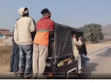 একটি অটোতে সর্বোচ্চ কত জন যাত্রী উঠতে পারেন? গুনতে গিয়ে মাথায় হাত পুলিশকর্মীদের! নিমেষেই ভাইরাল ভিডিও