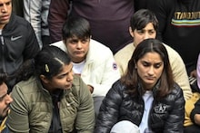 দেশের হয়ে পদক জেতা কুস্তিগীরদের যন্তর মন্তর থেকে তুলে নিয়ে গেল পুলিশ!