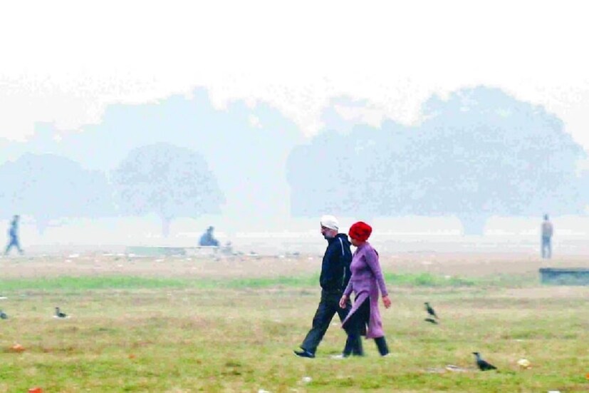 আজও কলকাতায় কুড়ির কাছাকাছি পারদ। রেকর্ড তাপমাত্রা। স্বাভাবিকের ৫ ডিগ্রি উপরে তাপমাত্রা। ১৩ বছরের উষ্ণ ১৫ জানুয়ারি। সোমবার ও মঙ্গলবার তাপমাত্রা কিছুটা নামবে। বুধবার থেকে আবার ঊর্ধ্বমুখী পারদ। মঙ্গলবার থেকে বৃহস্পতিবার এর মধ্যে রাজ্যের উপকূলে বৃষ্টির পূর্বাভাস। আগামী দুতিন দিন হালকা বৃষ্টি দার্জিলিং কালিম্পং এ। ঘন কুয়াশার সতর্কতা উত্তরবঙ্গ ও দক্ষিণবঙ্গের প্রায় সব জেলায়। (প্রতীকী চিত্র)