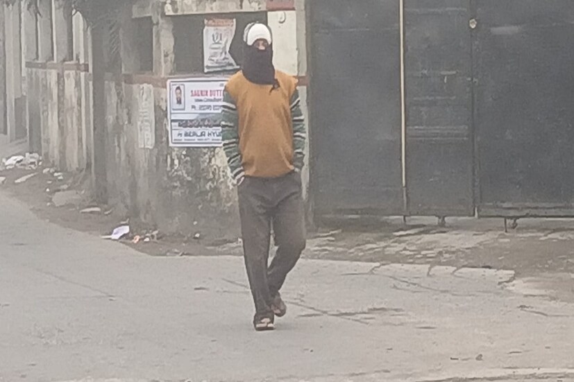পিঠে পুলির পরেও সোমবার জাঁকিয়ে শীত ঘন কুয়াশায় আচ্ছন্ন হয়ে রয়েছে গোটা জলপাইগুড়ি জেলা। গতকালের তুলনায় পারদ নেমেছে অনেকটা।