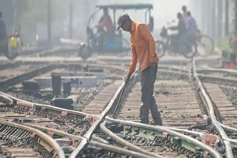হাওয়া অফিসের পরিসংখ্যান অনুযায়ী, গত পাঁচ বছরে উষ্ণতম জানুয়ারি এটাই। তবে ১৮ ডিগ্রি সেলসিয়াসের ওপরে আগেও ছিল তাপমাত্রা। কলকাতায় মূলত পরিষ্কার আকাশ। দিনের বেলায় শীতের আমেজ উধাও। বরং অস্বস্তি বেড়েছে বেশ খানিকটা। প্রতীকী ছবি।