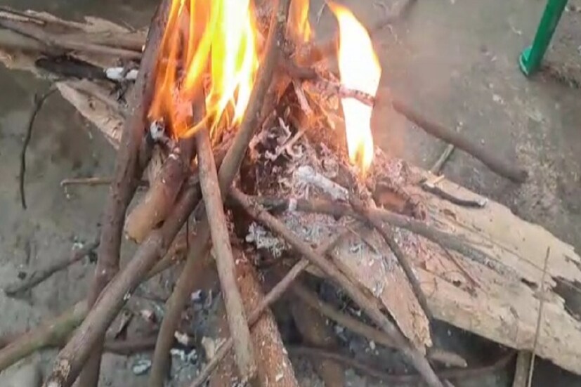 বেলা বাড়লেও মিলছে না সূর্যের দেখা। তাই ঠান্ডায় জবুথবু জেলা বাসী ময়নাগুড়ি,ধূপগুড়ি,বানারহাট সহ ডুয়ার্সের বিস্তীর্ণ এলাকা । সর্বনিম্ন তাপমাত্রা আজ ৯ ডিগ্রি সেলসিয়াস এবং শহরজুড়েই ঘন কুয়াশায় ভরা ৩১ নম্বর জাতীয় সড়কের গাড়ি চলছে আস্তে এবং শুধু তাই নয় ব্যস্ত জীবন অলসে পরিণত হয়েছে ।