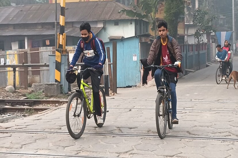 শহর জলপাইগুড়ি পথে তেমনভাবে ভিড় লক্ষ্য করা যাচ্ছে না । কাজে ব্যস্ত মানুষ আগুনের উষ্ণতা গ্রহণ করছে।
