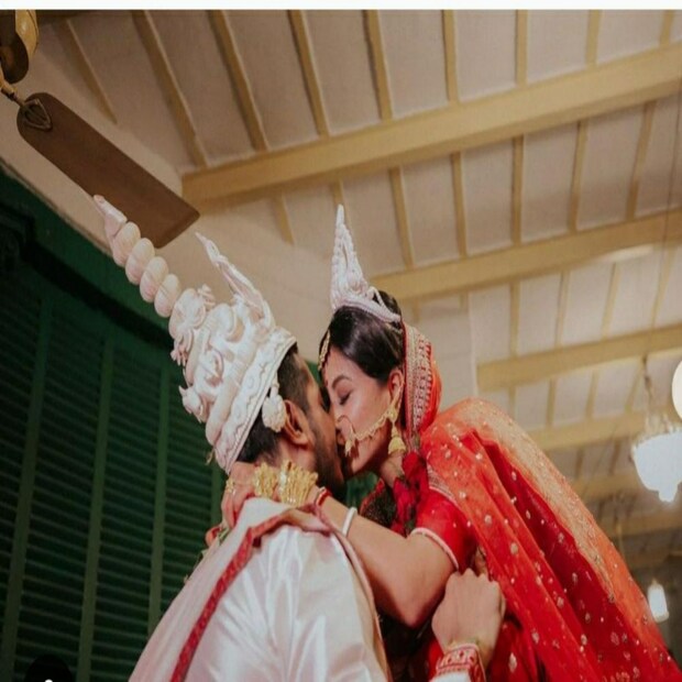 সঙ্গী মনের মতো হলে মানসিক চাপ কম হয়। জীবন বেশ সুন্দর হয়। জীবন নিশ্চিন্ত ও সুন্দর হলে বিবাহবিচ্ছেদের দরকার পড়ে না। তাই পুরুষের ক্ষেত্রে ২৫ এর মধ্যে বিয়ে হলেই মনের মতো সঙ্গী পাওয়ার সুযোগ থাকে বেশি। প্রতীকী ছবি। 