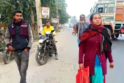 অভিযোগকারী মহিলা।
