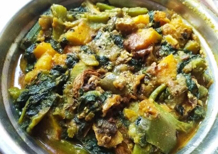 ছ্যাঁচড়া কি জানেন? সাধারণত বিয়ে বাড়ি, অন্নপ্রাশন বা পারলৌকিক কাজের বাড়িতে অনেক মাছ রান্না করা হয়, সেই মাছের তেল পটকা, মাথা মুড়ো, ল্যাজা সমস্ত বেঁচে যাওয়ার পরে শীতকালীন সমস্ত সবজি দিয়ে একটা রান্না করা হয়। তাকে বলা হয় ছ্যাঁচড়া। এটি খেতে কিন্তু অসাধারণ সুস্বাদু। বাঙালি বিয়েবাড়ির দুপুরের খাওয়ারের মেনুতে এই পদ মাস্ট মাস্ট মাস্ট!