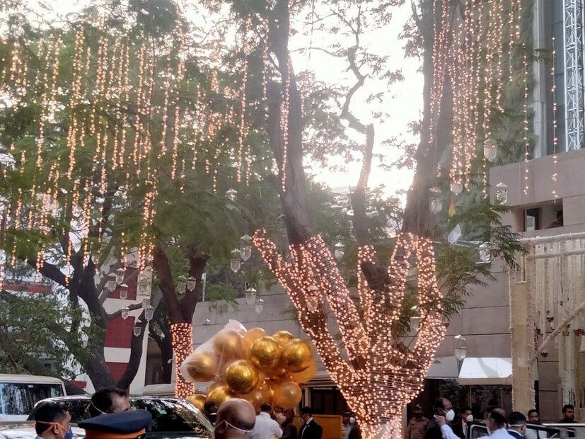 অনন্ত পড়াশোনা করেছেন আমেরিকার ব্রাউন বিশ্ববিদ্যালয়ে, রাধিকা নিউ ইয়র্ক বিশ্ববিদ্যালয় থেকে স্নাতক । বর্তমানে রিলায়েন্স ইন্ডাস্ট্রিজ লিমিটেডের নতুন এনার্জি ব্যবসা চালাচ্ছেন মুকেশ আম্বানি। এই ব্যবসার দায়িত্বই পেতে চলেছেন ছোট ছেলে অনন্ত। প্রশিক্ষণও চলছে। শুধু তা-ই নয়, জিও প্ল্যাটফর্মস এবং রিলায়েন্স রিটেল ভেঞ্চার্সের বোর্ডেও রয়েছেন তিনি।