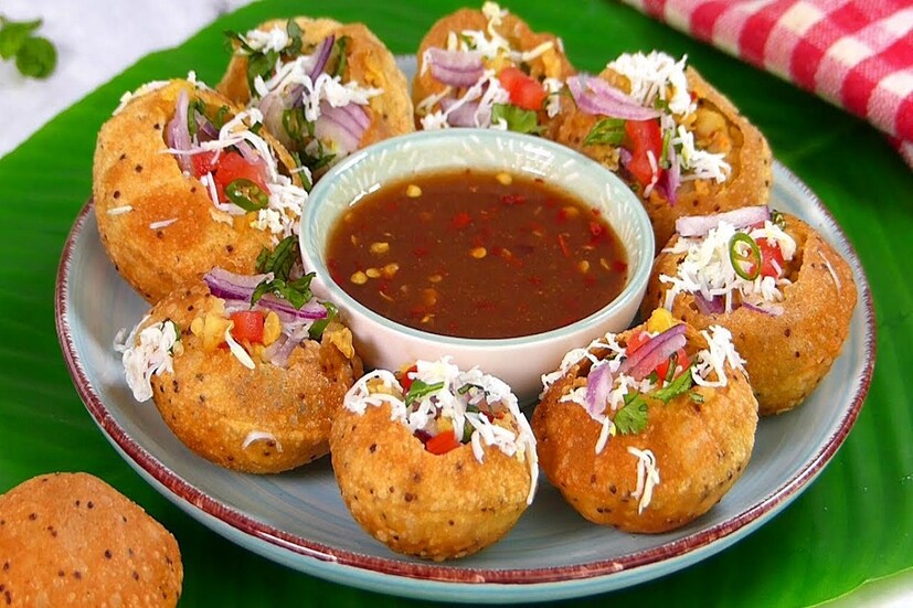 এখন তো ফুচকা আর শুধুমাত্র আলুর পুর আর তেঁতুল জলে থেমে নেই৷ ৷রয়েছে নানা ভ্যারাইটি৷ মিষ্টি জল আগেই ছিল৷ এখন এসে গেছে চকোলেট ফুচকা, আমিষ অর্থাৎ মাছ-মাংস ফুচকাসহ আরও কত কী!
