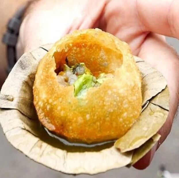 গোলগাপ্পার নামকরণ গোল একটা ফুচকাকে এক গাপ্পায় অর্থাৎ একেবারে মুখে পুরে নেওয়ার কারণে হয়েছে। আবার পানিপুরি বলা হয় ফুলন্ত মচমচে পুরির ভেতর টক-ঝাল-মিষ্টি পানি দিয়ে খাবার কারণে।