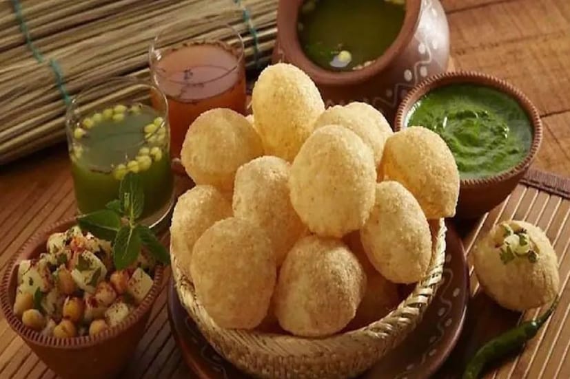 এবার আসা যাক ফুচকার বিভিন্ন নামের বিষয়ে৷ ফুচকা, গোলগাপ্পা, পানিপুরি নামগুলো সকলের প্রায় জানা৷ কিন্তু ফুচকা ১০ রকম নামে পরিচিত৷ কী কী মাথায় আসছে কি? 