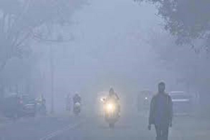 রাস্তার যানবাহন হেড লাইট জ্বালিয়ে চলাচল করছে।যদিও কুয়াশার আনন্দ উপভোগ করছেন প্রাতর্ভ্রমনকারীরা।তারা জানান, &quot;কুয়াশার চাদর মেখে প্রাতর্ভ্রমণের আনন্দ আলাদা।প্রতীকী ছবি ৷