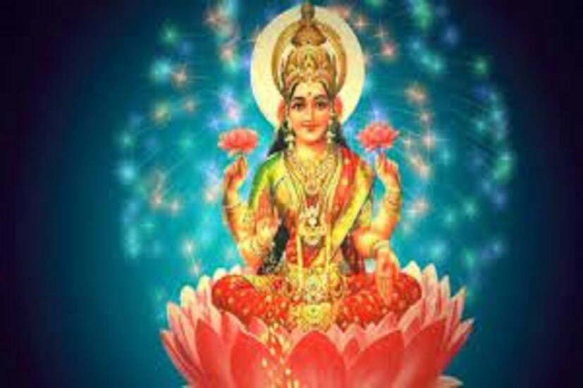 ঝাড়ু বা ঝাঁটাকে মা লক্ষ্মীর সঙ্গে তুলনা করা হয়ে থাকে ৷ মা লক্ষ্মীর অত্যন্ত প্রিয় ঝাঁটা ৷ সকালবেলায় কারোর বাড়িতে গেলে ঝাঁটা দেওয়ার দৃশ্য দেখতে পাওয়া যায় এটি অত্যন্ত মঙ্গলকর দৃশ্য ৷ প্রতীকী ছবি ৷