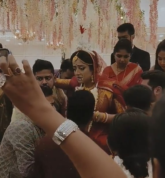 বিয়ের বিভিন্ন মুহূর্তে ফ্রেমবন্দি অভিনেত্রীকে দেখা গেল সোশ্যাল মিডিয়ায়র পেজে। মুখে একগাল হাসি। যে ছবিতে স্পষ্ট খুশির ছোঁয়া। বন্ধুদের সঙ্গে হাসিমুখে পোজ় দিলেন নবদম্পতি। রুশা চট্টোপাধ্যায়ের বিয়ের ছবি সৌজন্য : দ্য ওয়েডিং ক্যানভাস