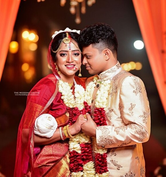 বিয়ের খবর প্রকাশ্যে এসেছিল আগেই। বিয়ের পর বিদেশ উড়ে গেলেও এই বিশেষ দিনে কিন্তু এক্কেবারে বাঙালি সাজেই সেজেছিলেন অভিনেত্রী। ১৯ জানুয়ারি ইকোপার্কের ব্যাঙ্কোয়েটে বসেছিল বিয়ের আসর। রুশা চট্টোপাধ্যায়ের বিয়ের ছবি সৌজন্য : দ্য ওয়েডিং ক্যানভাস