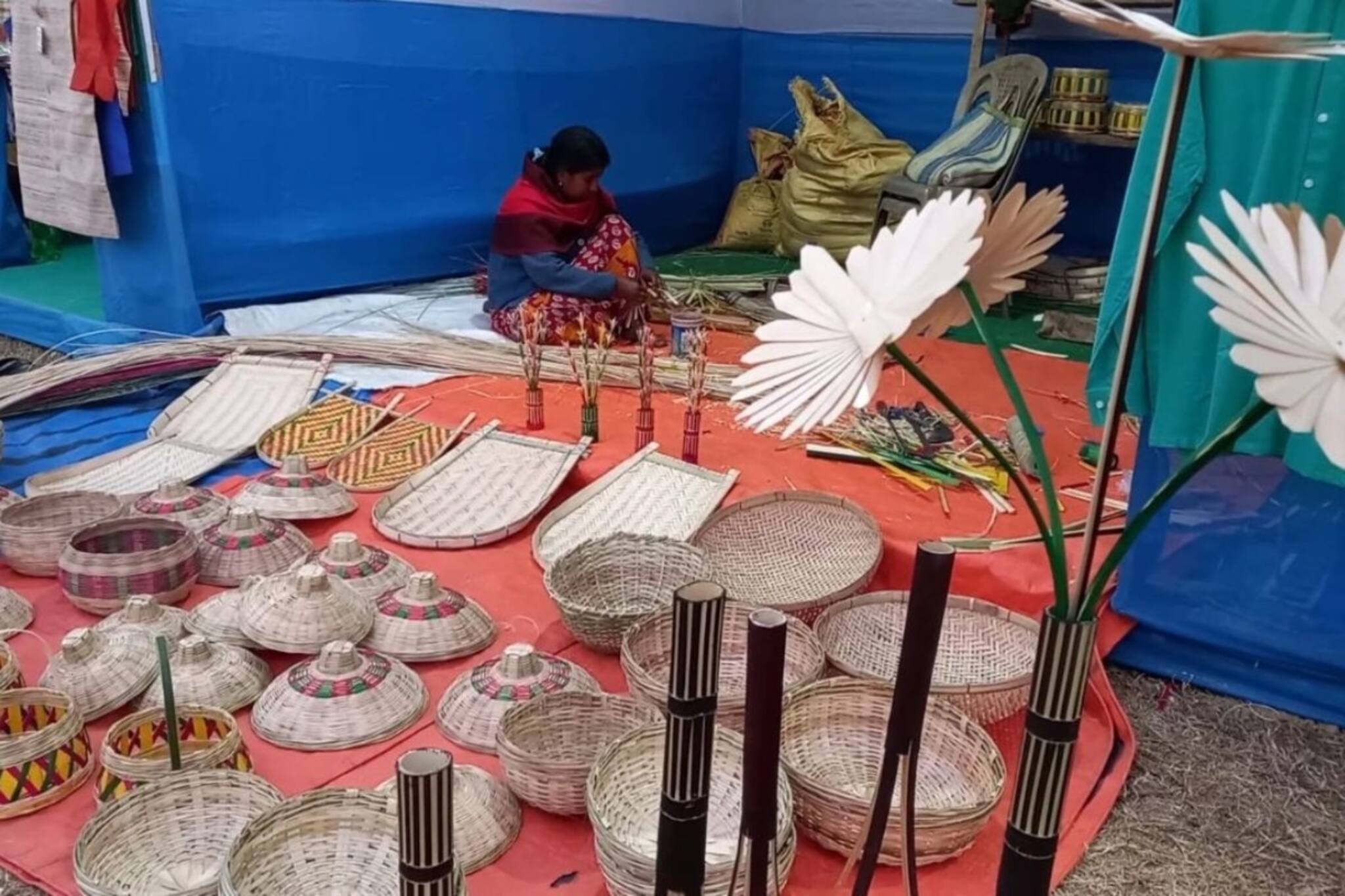 হাতের কাজে তাক লাগিয়ে স্বনির্ভরতার স্বপ্ন দেখছে মেয়েরা