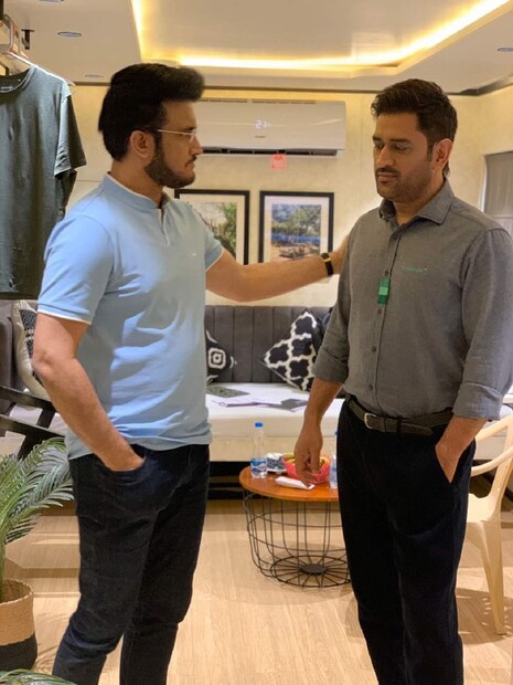 একটি বিজ্ঞাপনের শ্যুটিংয়ে দুজনকে একসঙ্গে দেখা যাবে বলে খবর। সেই বিজ্ঞাপনের শ্যুটিংয়ের জন্যই মুম্বই উড়ে গেছেন দাদা।