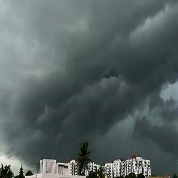 হাওয়া অফিস সূত্রে পূর্বাভাস, জলপাইগুড়ি ও আলিপুরদুয়ার জেলায় বজ্রবিদ্যুৎ-সহ হালকা মাঝারি ও বৃষ্টির সতর্কতা রয়েছে।