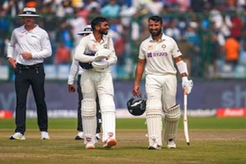 অস্ট্রেলিয়ার বিরুদ্ধে বর্ডার-গাভাসকর ট্রফির বাকি দুটি ম্যাচের জন্য রবিবার দল নির্বাচন করা হয়েছে। নির্বাচকরা প্রথম দুই টেস্টের জন্য মনোনীত দলে কোনও পরিবর্তন না-করলেও নিশ্চিত ভাবে কেএল রাহুলকে সহ-অধিনায়কের পদ থেকে সরিয়ে দিয়েছেন। যে দলে নির্বাচন করা হয়েছে, সেখানে রোহিত শর্মার নামের পাশে অধিনায়ক লেখা থাকলেও কেএলের পাশ থেকে বাদ দেওয়া হয়েছে সহ-অধিনায়ক।