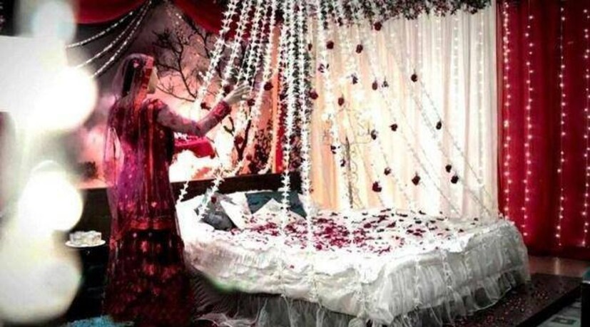 প্রসঙ্গত, ফুল দিয়ে ফুলশয্যার খাট ও ঘর সাজানোর সময় ব্যবহার করা যেতে পারে গোলাপ ফুল। এ ছাড়া ল্যাভেন্ডারের সুগন্ধি ও এর ফুলের পারফিউম ব্যবহার করা হয়।