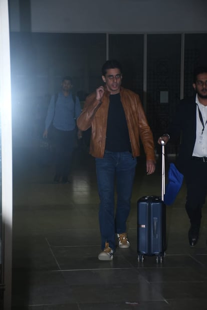 এয়ারপোর্টে সিদ্ধার্থ মালহোত্রার বড় ভাই